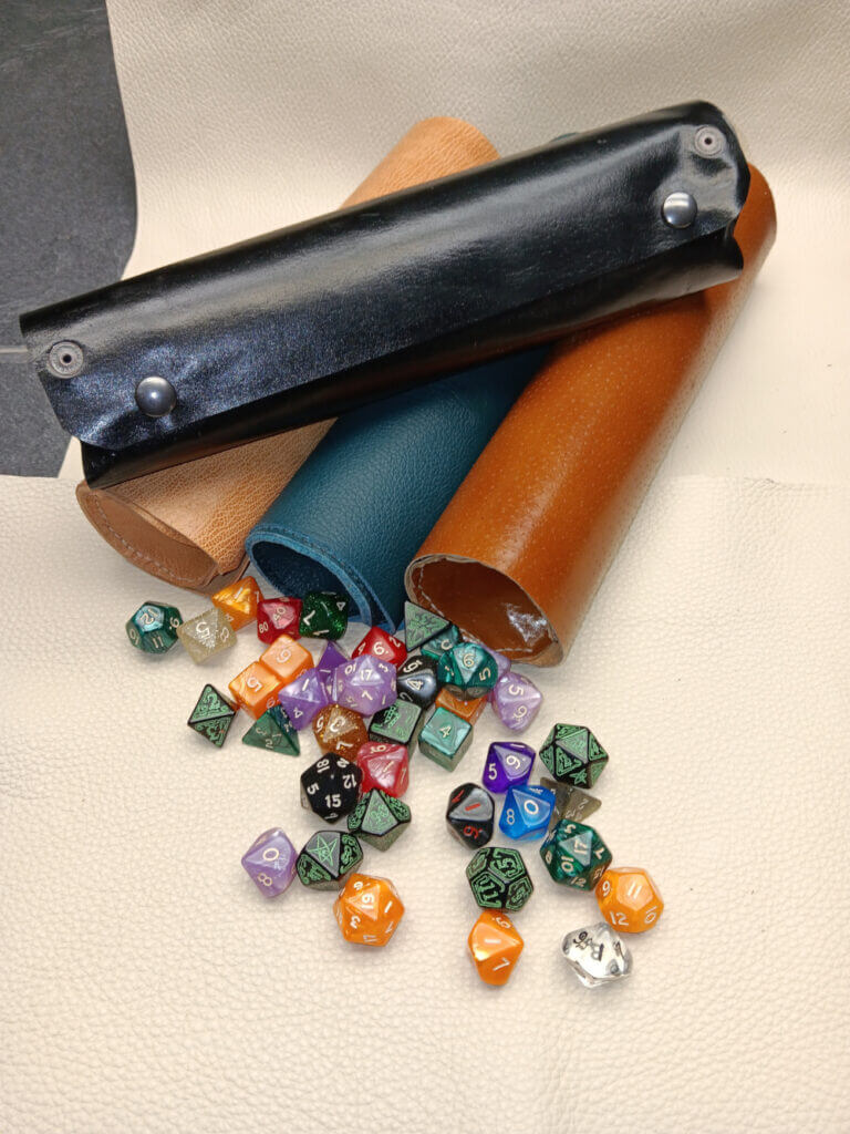 jeu de rôle rôliste meneur maître trousse dés D&D Donjons et Dragons piste mj jdr